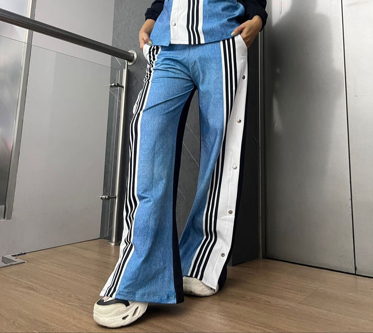 Fashion jeans micro pants with stripes and side buttons