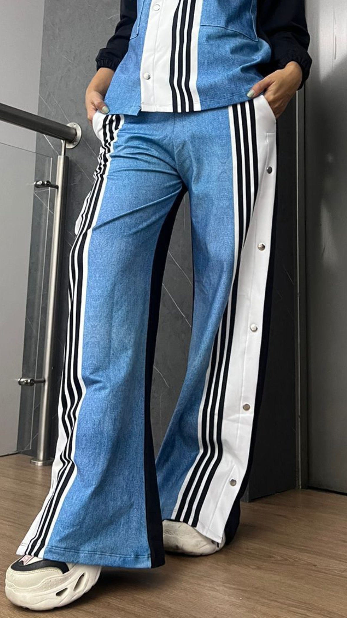 Fashion jeans micro pants with stripes and side buttons